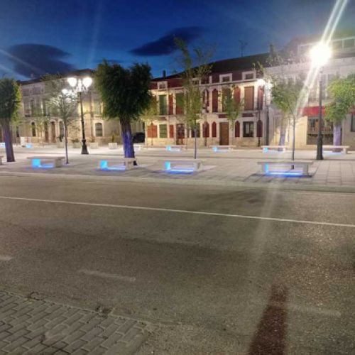 Decoración de luz en bancos públicos