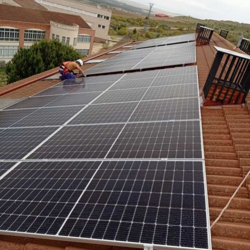 Instalación de paneles solares en tejado