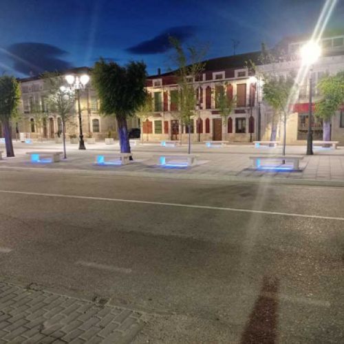 Decoración de luz en bancos públicos