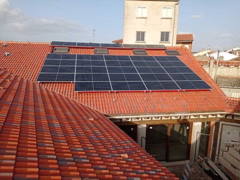 Instalación de paneles solares en tejado