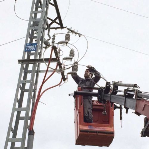 Instalación eléctrica en poste