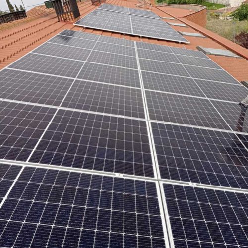 Paneles solares en tejado de chalet