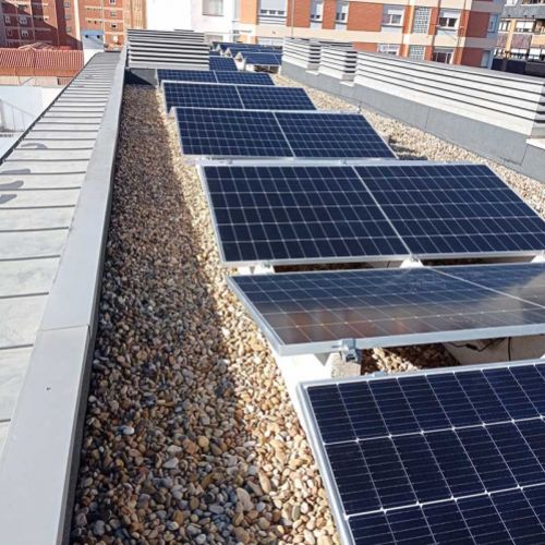 Paneles solares en tejado comunitario