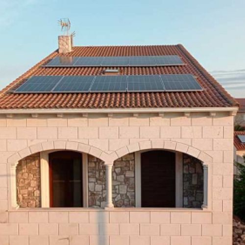 Tejado particular con paneles solares